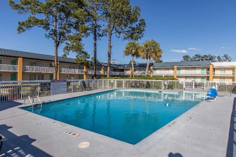 Swimming pool [outdoor]
