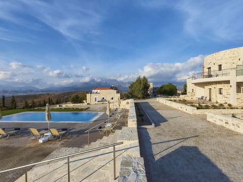 Villa in Kamilari near Child-Friendly Beach Resort in Crete