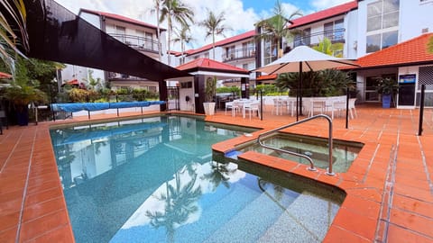 Swimming pool [outdoor]