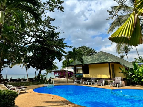 Swimming pool [outdoor]