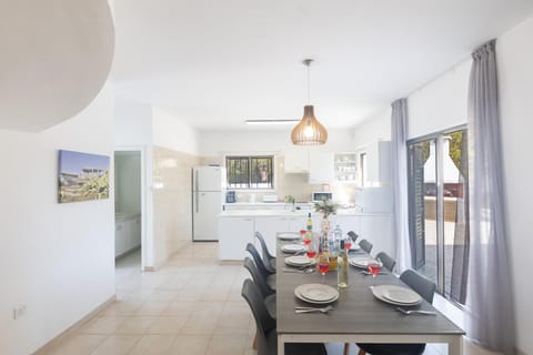 Villa Rosie, Modern 4bdr Ayia Napa Villa With Pool Resort in Protaras