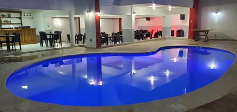 Swimming pool [outdoor]