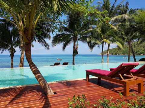 Swimming pool [outdoor]