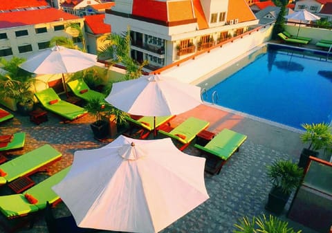 Swimming pool [outdoor]