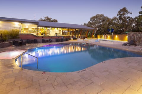 Swimming pool [outdoor]