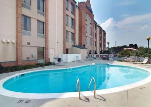 Swimming pool [outdoor]