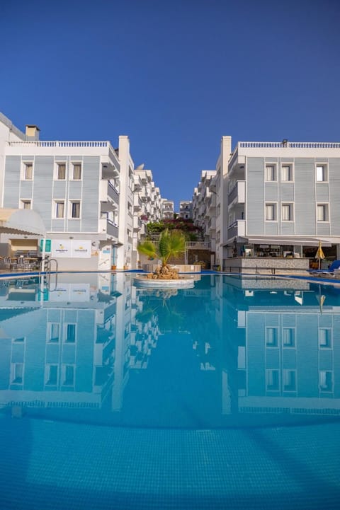 Swimming pool [outdoor]