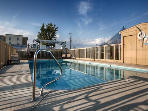 Swimming pool [outdoor]