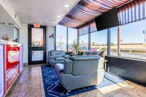 Econo Lodge Inn & Suites Macon North Hotel in Macon