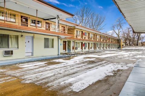 OYO Hotel Downtown Peoria I-74 Hotel in East Peoria