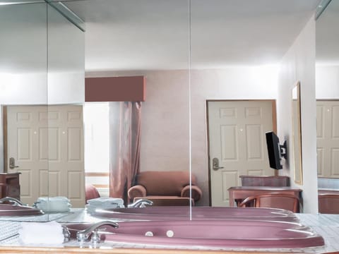 Howard Johnson by Wyndham Lenox Hotel in Lenox