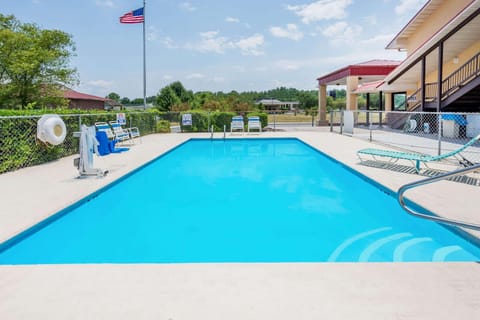 Swimming pool [outdoor]