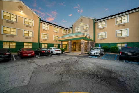 HomeTowne Studios by Red Roof St. Louis - Airport/ N Lindbergh Hotel in Florissant