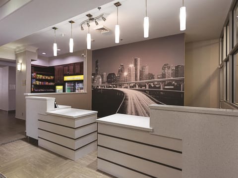 La Quinta Inn & Suites by Wyndham Houston Channelview Hotel in Cloverleaf