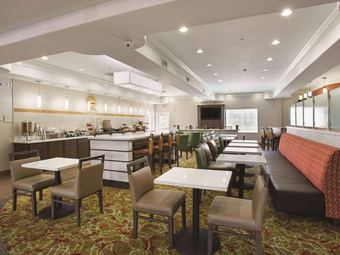 La Quinta Inn & Suites by Wyndham Houston Channelview Hotel in Cloverleaf