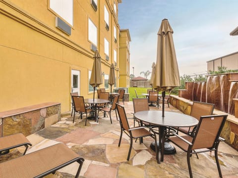 La Quinta Inn & Suites by Wyndham Houston Channelview Hotel in Cloverleaf