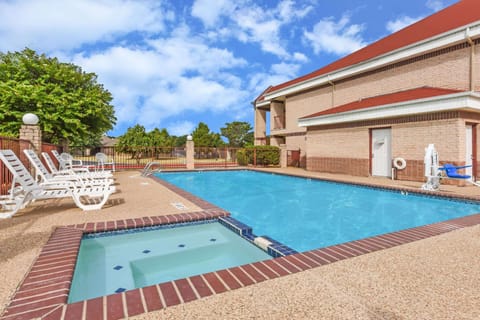 Swimming pool [outdoor]