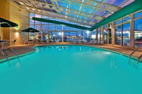 Swimming pool [outdoor]