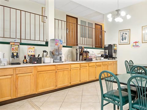 Super 8 By Wyndham Eureka/Six Flags Nearby Hotel in Wildwood