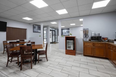 Super 8 By Wyndham Macon West Hotel in Macon