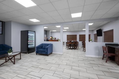 Super 8 By Wyndham Macon West Hotel in Macon