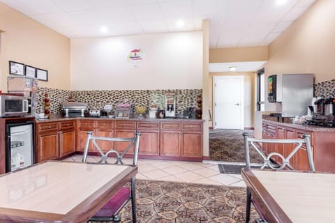 Super 8 By Wyndham Macon West Hotel in Macon