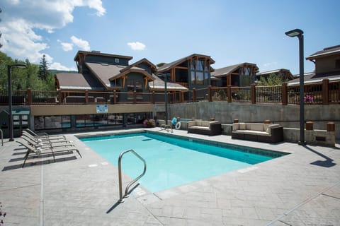 Swimming pool [outdoor]