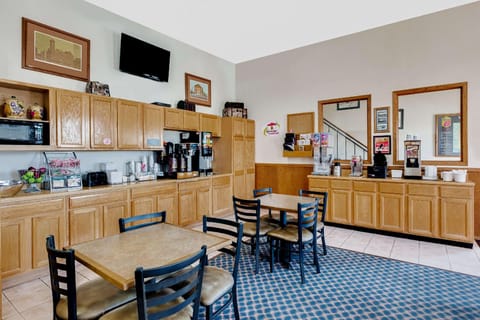 Super 8 By Wyndham Keokuk Hotel in Iowa