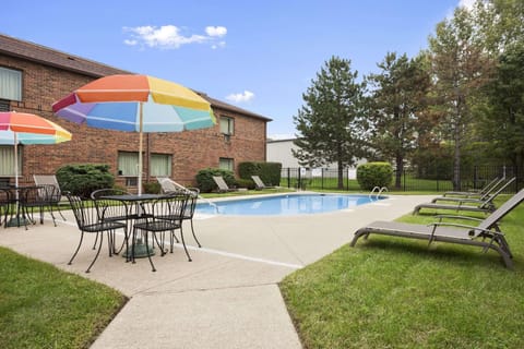 Swimming pool [outdoor]