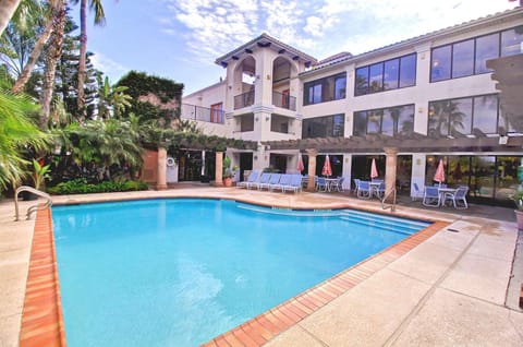 Swimming pool [outdoor]