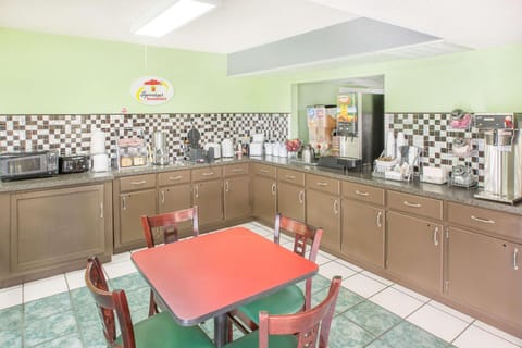 Super 8 By Wyndham Mobile Hotel in Mobile