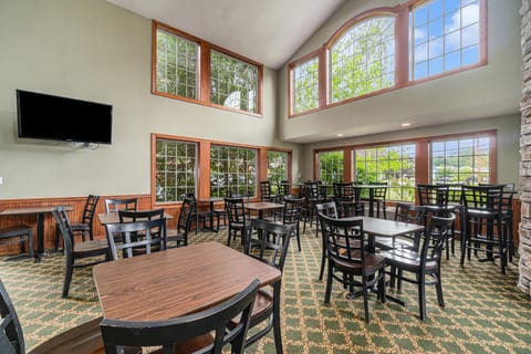 Howard Johnson by Wyndham Traverse City Hotel in Traverse City