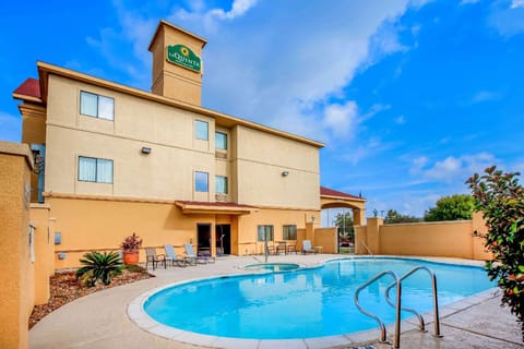 La Quinta Inn & Suites by Wyndham Pasadena Hotel in Pasadena