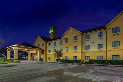 La Quinta Inn & Suites by Wyndham Pasadena Hotel in Pasadena