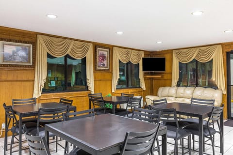 Super 8 by Wyndham League City/Kemah Area Hotel in League City