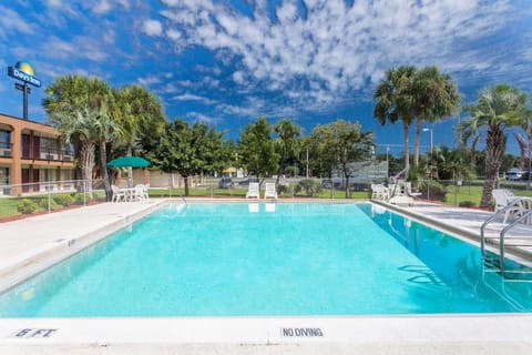 Swimming pool [outdoor]