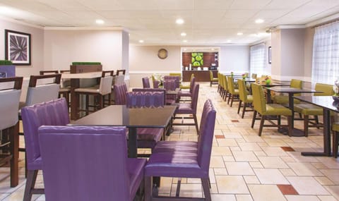 La Quinta Inn & Suites by Wyndham Miami Airport East Hotel in Miami Springs