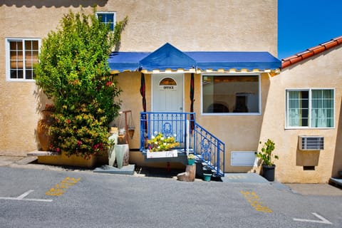 The Alpine Inn & Suites Motel in Daly City
