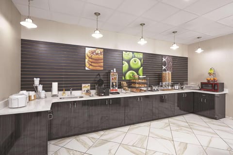 La Quinta Inn & Suites by Wyndham Springfield IL Hotel in Lake Springfield