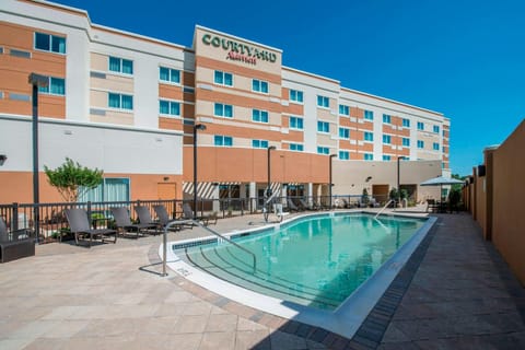 Courtyard by Marriott Columbus Hotel in Columbus