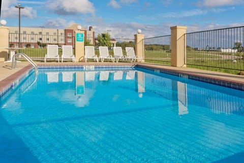 La Quinta Inn & Suites by Wyndham Canton MS Hotel in Mississippi