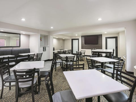 La Quinta Inn & Suites by Wyndham Minneapolis Northwest Hotel in Brooklyn Park