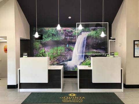 La Quinta Inn & Suites by Wyndham Minneapolis Northwest Hotel in Brooklyn Park