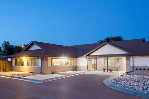 Super 8 By Wyndham Hot Springs Hotel in Hot Springs