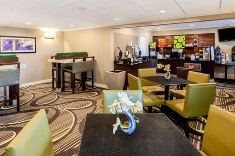 La Quinta Inn & Suites by Wyndham Houston Baytown East Hotel in Baytown