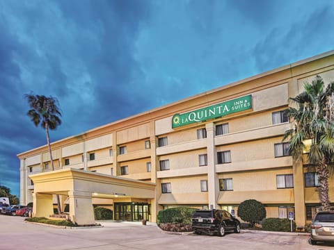 La Quinta Inn & Suites by Wyndham Houston Baytown East Hotel in Baytown