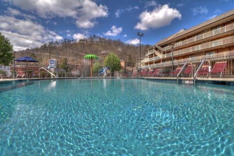 Crossroads Inn & Suites Motel in Gatlinburg