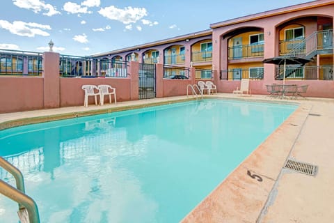 Swimming pool [outdoor]