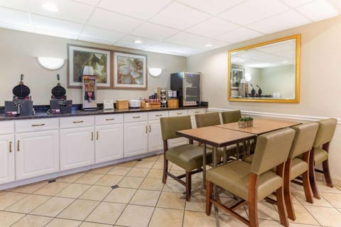 La Quinta Inn & Suites by Wyndham Chicago Gurnee Hotel in Gurnee