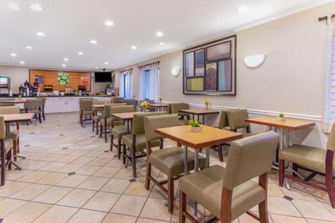 La Quinta Inn & Suites by Wyndham Chicago Gurnee Hotel in Gurnee